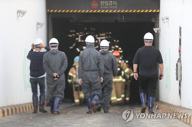 대전 현대아울렛 최종 인명 수색 들어가는 소방대원 (대전=연합뉴스) 강수환 기자 = 현대프리미엄아울렛 대전점 화재 참사 나흘째인 29일 오후 대전 유성소방서 소속 소방대원들이 최종 인명 수색 작업에 들어가고 있다. 2022.9.29 swan@yna.co.kr