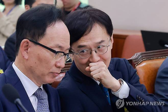대화 나누는 서울고등법원장과 서울중앙지방법원장 (서울=연합뉴스) 신현우 기자 = 김대웅 서울고등법원장(왼쪽)과 오민석 서울중앙지방법원장이 16일 국회 법제사법위원회에서 열린 서울고등법원, 서울중앙지방법원 등에 대한 국정감사에서 대화하고 있다. 2026.10.16 nowwego@yna.co.kr