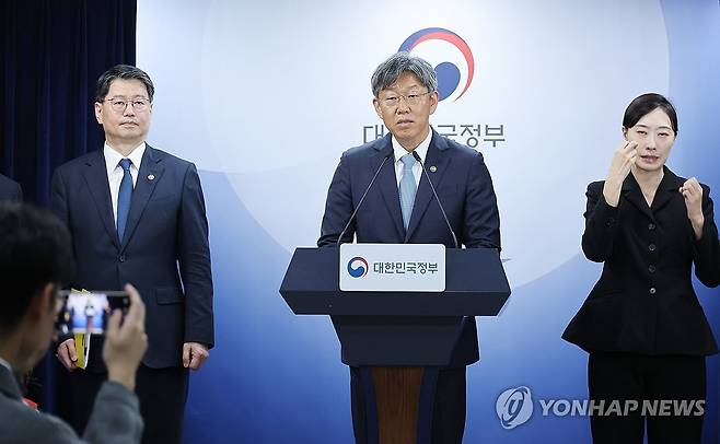 주택 공급계획 밝히는 김이탁 국토부 1차관 (서울=연합뉴스) 안정원 기자 = 김이탁 국토교통부 1차관이 16일 서울 종로구 정부서울청사에서 열린 제1차 주택공급 정례브리핑에서 주택공급 추진상황과 향후 공급 계획을 밝히고 있다. 2026.10.16 jeong@yna.co.kr