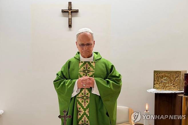 16일(현지시간) 제멜리 병원 정오미사 집전하는 교황 [교황청 제공, AP=연합뉴스. 재판매 및 DB 금지]