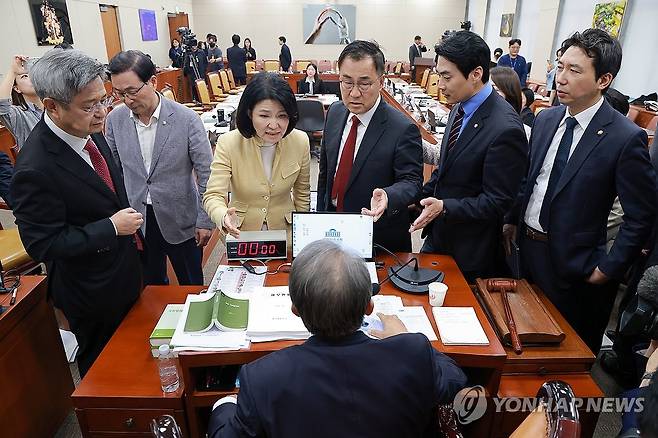 '이진숙 국감 제척안' 공방에 감사중지, 항의하는 국민의힘 (서울=연합뉴스) 신현우 기자 = 16일 국회 과학기술정보방송통신위원회에서 열린 KBS·EBS·방송문화진흥회·시청자미디어재단 등에 대한 국정감사에서 여야 의원들이 국민의힘 이진숙 의원을 국정감사에서 배제하는 제척안과 관련해 공방을 벌이다 감사중지된 뒤, 이 의원 등 국민의힘 소속 과방위원들이 위원장인 더불어민주당 송기헌 의원에게 항의하고 있다. 2026.10.16 nowwego@yna.co.kr