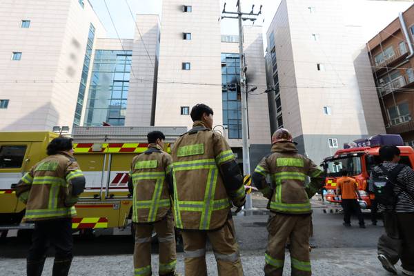 16일 경기 부천의 한 금속부품 도장 공장에서 화재가 발생, 소방대원들이 화재진압을 하고 있다. 2026.10.16 /연합뉴스