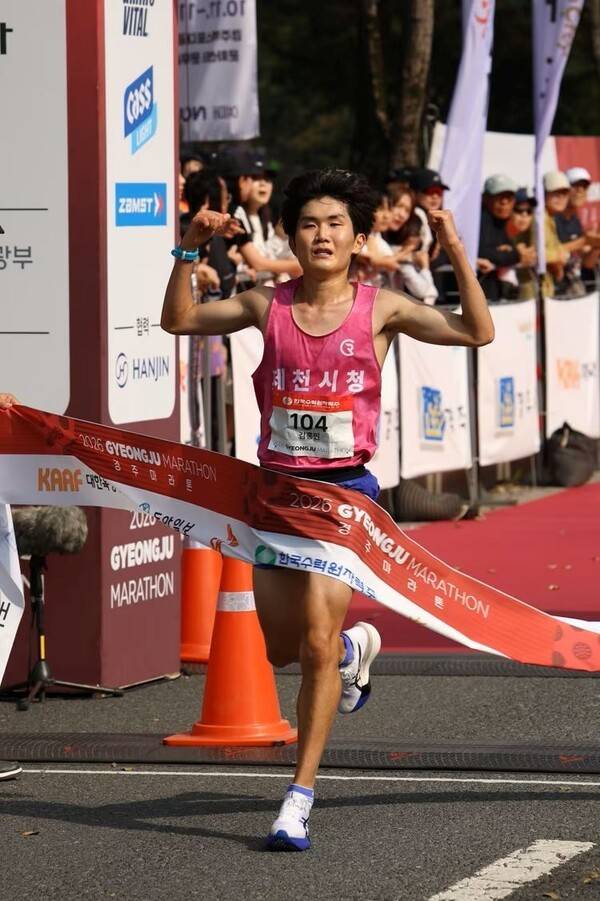 2026 경주국제마라톤대회 남자부 우승을 차지한 김홍민이 결승선을 통과하고 있다. 대한육상연맹 제공