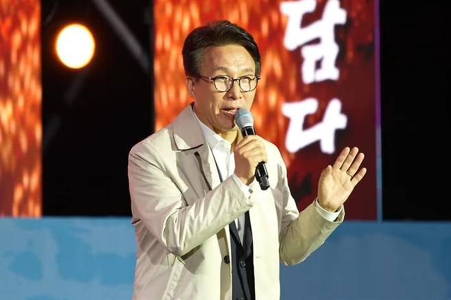 15일 전북 순창에서 열린 순창장류축제 개막식 공연에서 발언하고 있는 김민석 더불어민주당 대표. (출처: 유튜브 신호등TV)