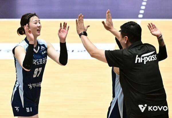 도로공사 강소휘가 17일 컵대회 여자부 IBK와의 준결승전을 승리로 마친 뒤 김영래 감독대행과 하이파이브를 나누고 있다. /사진=한국배구연맹(KOVO)