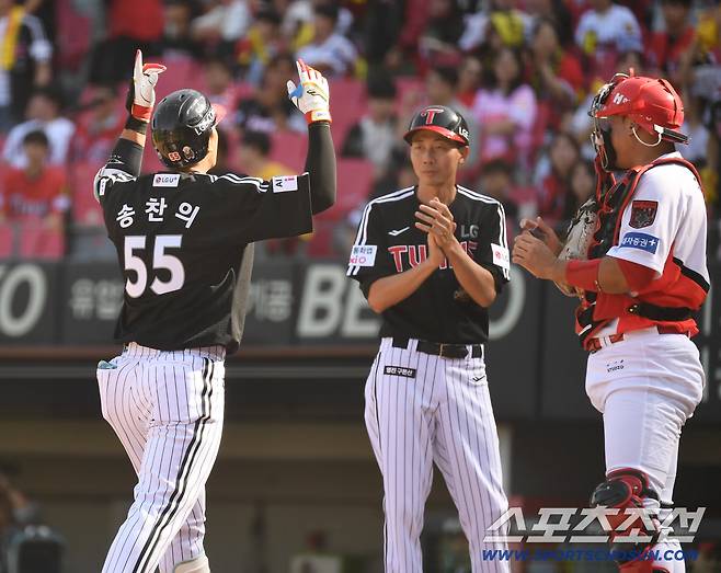 17일 전남광주 기아챔피언스필드에서 준PO 1차전 KIA와 LG의 경기가 열렸다. 2회초 LG 송찬의가 KIA 네일을 상대로 선제 솔로홈런을 날렸다. 세리머니를 펼치고 있는 송찬의. 광주=송정헌 기자songs@sportschosun.com/2026.10.17/