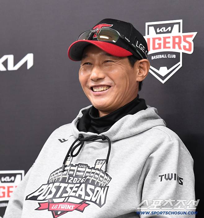 17일 전남광주 기아챔피언스필드에서 준PO 1차전 KIA와 LG의 경기가 열렸다. 인터뷰하는 LG 염경엽 감독. 광주=송정헌 기자songs@sportschosun.com/2026.10.17/