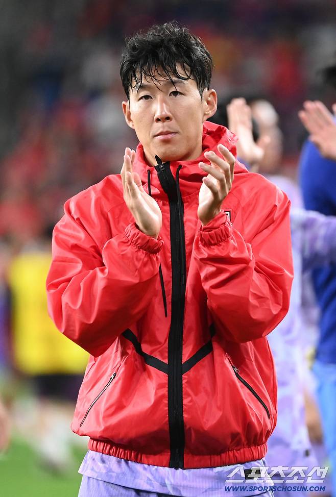 2일 울산 문수월드컵경기장에서 열린 대한민국과 베네수엘라의 평가전. 양팀이 0대0 무승부로 경기를 마쳤다. 손흥민이 팬들에게 인사릃 하고 있다. 울산=허상욱 기자wook@sportschosun.com/2026.10.02/