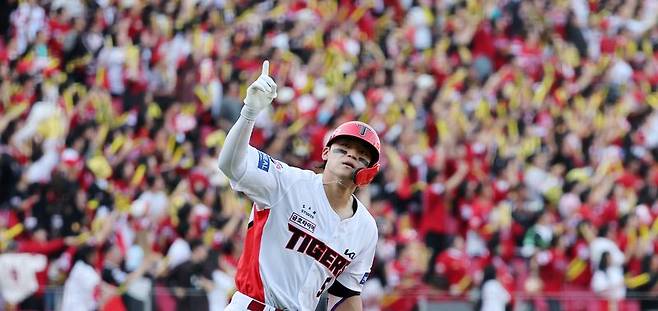 17일 오후 전남광주 기아챔피언스필드에서 열린 프로야구 2026 신한 SOL KBO 포스트시즌 준플레이오프 1차전 LG 트윈스와 KIA 타이거즈의 경기, KIA 김도영이 4회말 1사 역전 솔로홈런을 친 뒤 세리머니를 하고 있다. 뉴스1