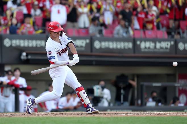17일 전남광주 북구 광주기아-챔피언스필드에서 열린 2026 KBO 포스트시즌 준플레이오프 LG 트윈스 vs KIA 타이거즈 1차전 경기, 4회말 1사 주자없는 상황 KIA 김도영이 좌익수 뒤 홈런을 때리고 있다.뉴시스