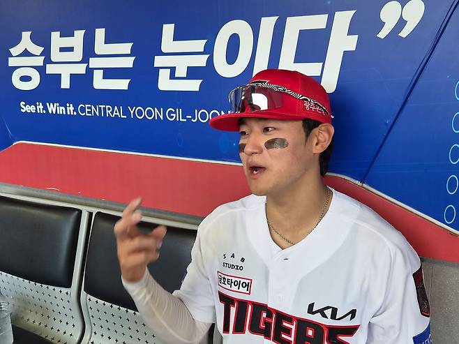 KIA 김도영이 17일 LG와 준플레이오프 1차전을 마치고 웃으며 인터뷰를 하고 있다. 고봉준 기자