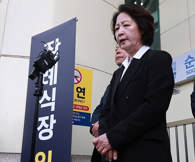 ▲ 추미애 경기도지사가 17일 경기도 부천 공장 화재로 순직한 고(故) 김진석 소방위의 순천향대 부천병원 빈소 앞에서 발언하고 있다. 연합뉴스
