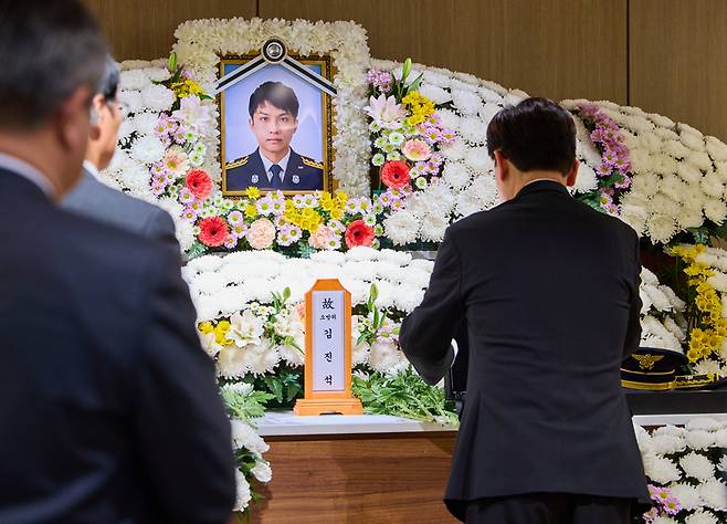 ▲ 이재명 대통령이 17일 경기도 순천향대학교 부천병원 장례식장에 마련된 고(故) 김진석 소방위의 빈소를 조문하고 있다. 청와대 제공=연합뉴스
