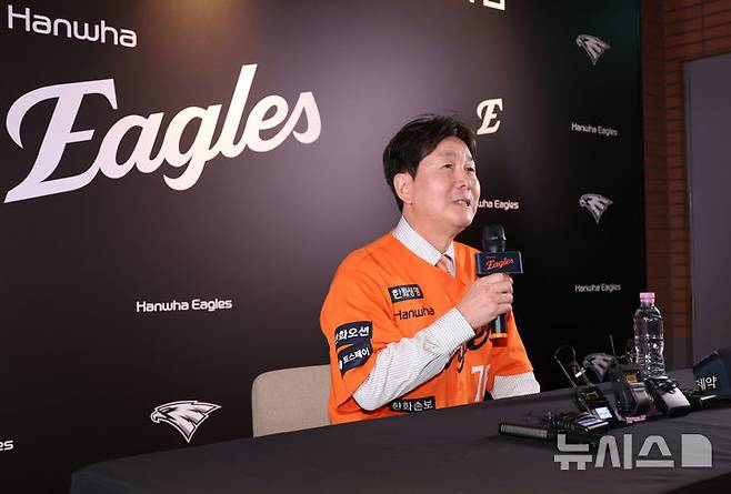 [대전=뉴시스] 배훈식 기자 = 류지현 한화이글스 신임 감독이 16일 오후 대전 중구 대전한화생명볼파크에서 열린 취임식에서 취재진의 질문에 답하고 있다. 2026.10.16. dahora83@newsis.com