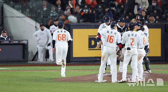 [대전=뉴시스] 조성우 기자 = 31일 대전 중구 한화생명볼파크에서 열린 2025 KBO 한국시리즈 5차전 LG 트윈스와 한화 이글스의 경기, 한화 양상문 투수코치가 LG 6회초 공격 때 조동욱에서 주현상으로 투수 교체하고 있다. 2025.10.31. xconfind@newsis.com