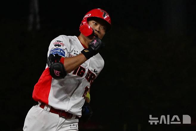 [전남광주=뉴시스] 이영주 기자 = 12일 오후 전남광주 북구 광주-기아챔피언스필드에서 열린 2026 신한 SOL KBO리그 LG트윈스 대 KIA타이거즈의 경기. 1회 말 1사 주자 없음 상황 KIA 박재현이 솔로포를 날린 뒤 그라운드를 돌며 세리머니 하고 있다. 2026.10.12. leeyj2578@newsis.com