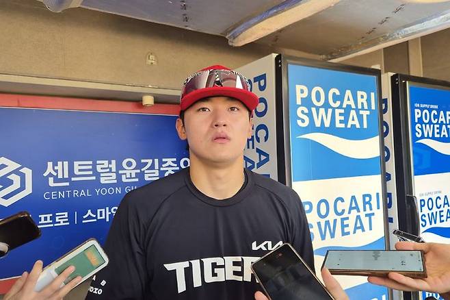 [전남광주=뉴시스] 문채현 기자 = 프로야구 KIA 타이거즈 김도영이 17일 전남광주-기아챔피언스필드에서 열리는 LG 트윈스와의 2026 신한 쏠 KBO 포스트시즌 준플레이오프(준PO·5전3선승제) 1차전을 앞두고 취재진과 인터뷰를 하고 있다. 2026.10.17. dal@newsis.com *재판매 및 DB 금지