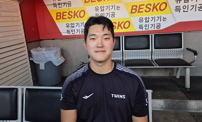 [전남광주=뉴시스] 문채현 기자 = 프로야구 LG 트윈스 문정빈이 17일 전남광주 기아챔피언스필드에서 열리는 KIA 타이거즈와의 2026 신한 쏠 KBO 포스트시즌 준플레이오프(준PO·5전3선승제) 1차전을 앞두고 취재진과 인터뷰를 하고 있다. 2026.10.17. dal@newsis.com *재판매 및 DB 금지