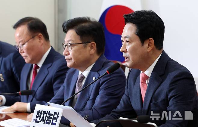 [서울=뉴시스] 고범준 기자 = 장동혁 국민의힘 대표가 15일 서울 여의도 국회에서 열린 최고위원회의에서 발언하고 있다. 2026.10.15. bjko@newsis.com