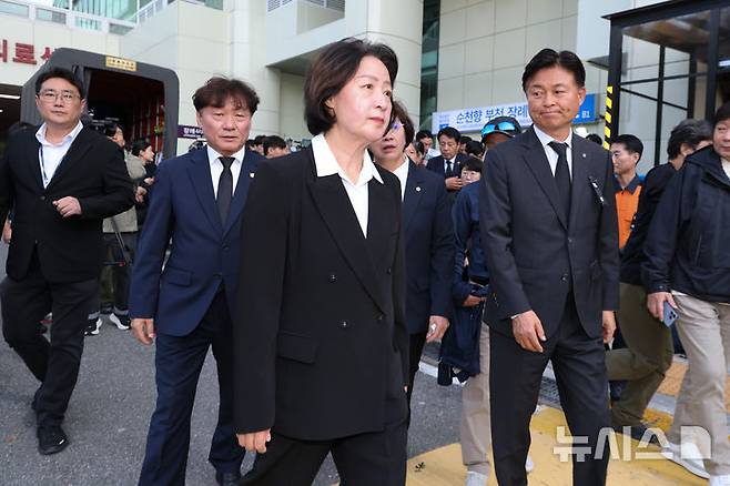[부천=뉴시스] 황준선 기자 = 추미애 경기도지사가 17일 경기 부천시 순천향대학교 병원 장례식장에 마련된 부천 도장공장 화재 사망 소방관의 빈소 조문을 마친 뒤 장례식장을 나서고 있다. 2026.10.17. hwang@newsis.com