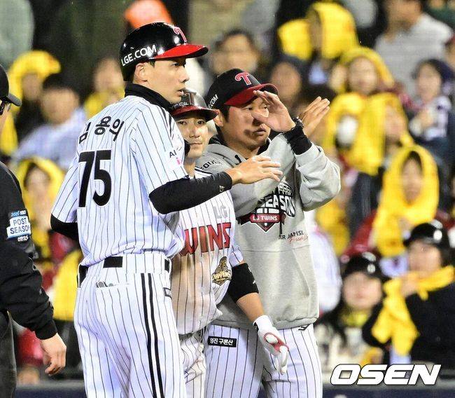 [OSEN=잠실, 지형준 기자]8회말 무사 1,3루에서 LG 신민재가 스퀴즈 번트를 성공시키고 주루 과정에서 부상을 입으며 교체되고 있다. 2026.10.14 / jpnews@osen.co.kr