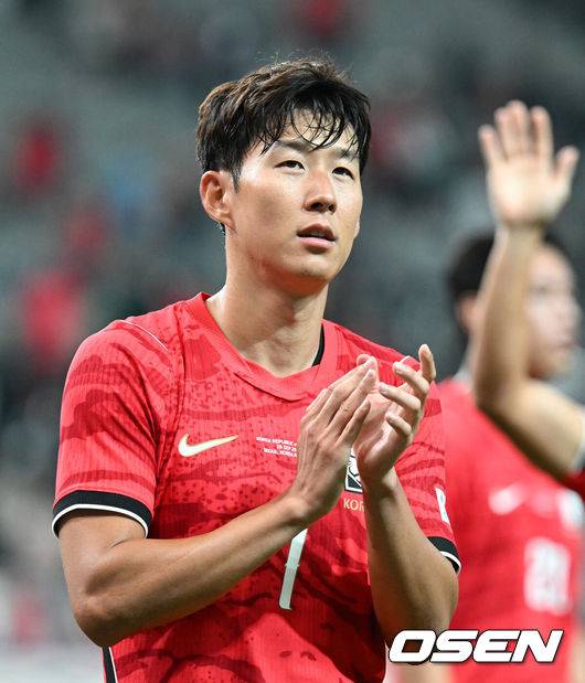 [OSEN= 서울월드컵경기장, 이대선 기자] 로베르트 모레노 임시 감독이 이끄는 대한민국 축구 국가대표팀은 28일 서울월드컵경기장에서 디에고 포를란 감독이 지휘하는 우루과이와 A매치 맞대결을 치러 1-4로 대패했다.이로써 모레노 감독은 지난 에콰도르전 3-0 완승 분위기를 이어기는 데 실패했다. 부임 2경기 만에 남미 강호 우루과이를 만나 1-4로 무너졌다.경기 종료 후 한국 손흥민이 관중석을 향해 인사를 하고 있다. 2026.09.28 / sunday@osen.co.kr