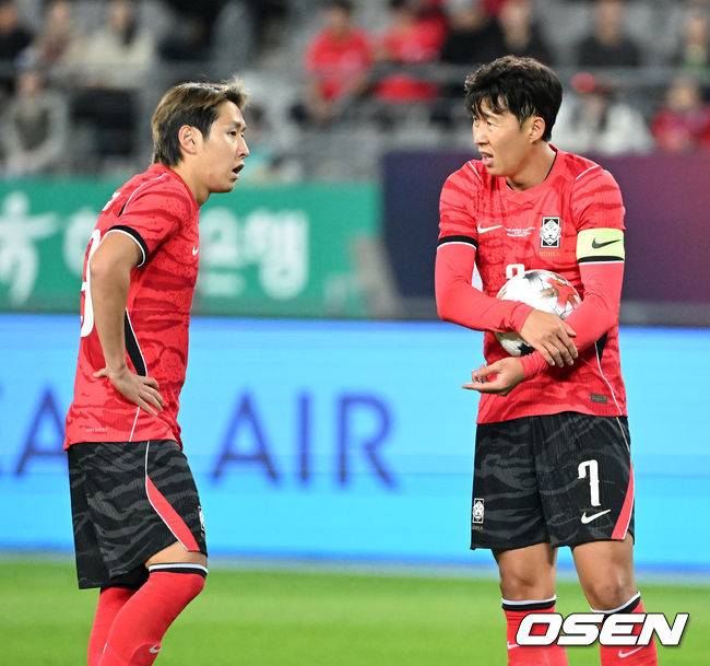 [OSEN=용인, 이대선 기자] 한국축구에 역사적인 날이다. 손흥민(34, LAFC)이 전설 차범근의 A매치 최다골 기록을 넘었다. 로베르트 모레노 감독이 이끄는 대한민국 축구대표팀은 6일 오후 8시 용인미르스타디움에서 개최되는 친선전에서 우즈베키스탄을 상대로 손흥민의 선제골과 오세훈의 추가골이 터져 2-0 완승을 거뒀다. 전반 반칙을 얻어낸 대한민국 손흥민이 이강인과 이야기를 나누고 있다. 2026.10.06 /sunday@osen.co.kr