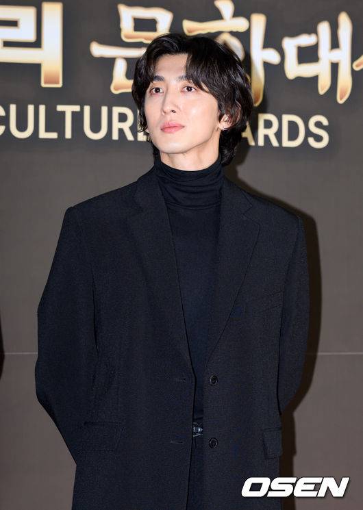 [OSEN=이대선 기자] 2일 오후 서울 종로구 세종문화회관 대극장에서 제12회 이데일리 문화대상 레드카펫 행사가 열렸다.‘이데일리 문화대상’은 공연예술 전 분야를 대상으로 하는 시상식이다.잔나비 최정훈이 포토타임을 가지고 있다. 2025.12.02 /sunday@osen.co.kr