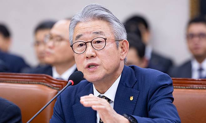 강호동 농협중앙회장이 16일 서울 여의도 국회에서 열린 농림축산식품해양수산위원회의 농업협동조합중앙회 등에 대한 국정감사에 출석해 의원 질의에 답하고 있다. 뉴스1
