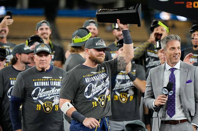 밀워키 제이크 바우어스가 NLCS MVP 트로피를 들어보이고 있다. AP연합뉴스