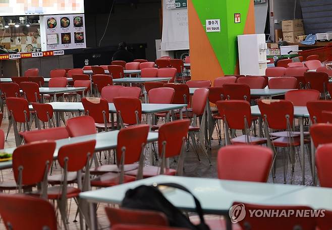 썰렁한 인천 흉기난동 상업시설 식당가 (인천=연합뉴스) 황정환 기자 = 지난 13일 흉기난동 사건이 발생한 인천시 남동구 대형 상업시설에 입점한 2층 식당가가 이튿날인 14일 오후 한산한 모습을 보이고 있다. 2026.10.14 hwan@yna.co.kr