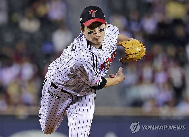 역투하는 임찬규 (서울=연합뉴스) 류영석 기자 = 7일 서울 잠실야구장에서 열린 프로야구 KBO리그 두산 베어스와 LG 트윈스의 경기.
    1회초 LG 선발 투수 임찬규가 역투하고 있다. 2026.10.7 ondol@yna.co.kr