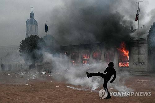 17일 불길에 휩싸인 프랑스 리옹의 관광안내소 [AFP 연합뉴스. 재판매 및 DB 금지]