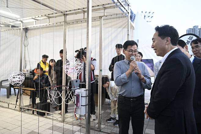 박수현 충남지사(오른쪽)가 17일 도청 다목정광장에서 열린 충남도민의 날 행사에 참여하고 있다.(사진=충남도 제공)