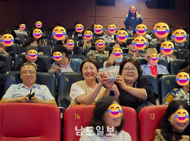 김혜자 배우가 직접 보낸 빵을 받고 기뻐하는 관람객들
