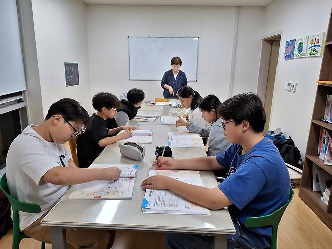 지난 16일 전북 부안군 줄포면 이음지역아동센터에서 아이들이 교사의 지도에 따라 국어 수업을 받고 있다. /이상구 기자
