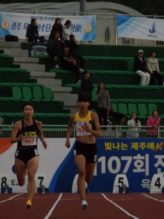 김서윤(창원시청)이 18일 오후 제주 강창학종합경기장에서 열린 여자일반부 육상 400m 경기를 뛰고 있다. /김다솜 기자