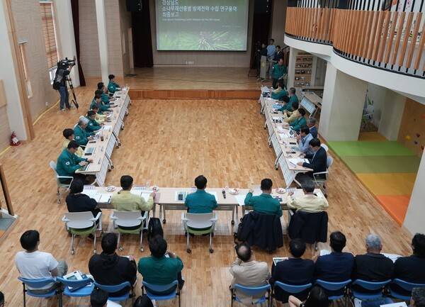 경남도는 15일 진주시 월아산 숲속의 진주에서 '경상남도 소나무재선충병 방제전략 수립 용역' 최종 보고회를 열었다. 용역사 측이 최종 보고를 하고 있다. 백지영기자