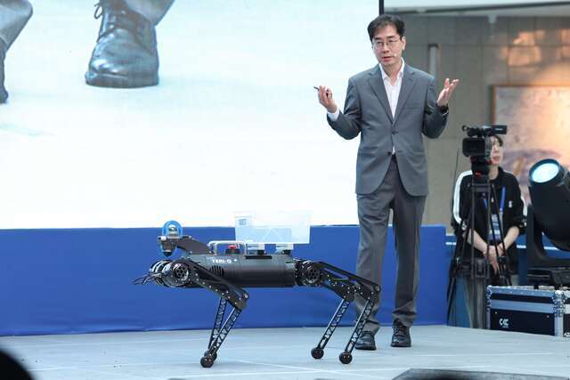 명현 KAIST 교수가 13일 대전 KAIST 본원에서 열린 ‘피지컬 AI 2026 비전 선포식‘에서 사족보행로봇 ‘테리-큐(TERI-Q)’를 소개하고 있다. KAIST 제공