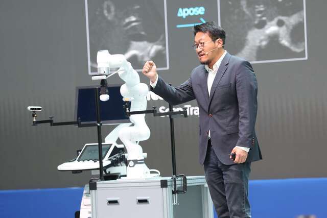배현민 KAIST 전기및전자공학부 교수가 13일 대전 KAIST 본원에서 열린 ‘피지컬 AI 2026 비전 선포식‘에서 로봇팔 초음파 스캔 시스템을 시연하고 있다. KAIST 제공