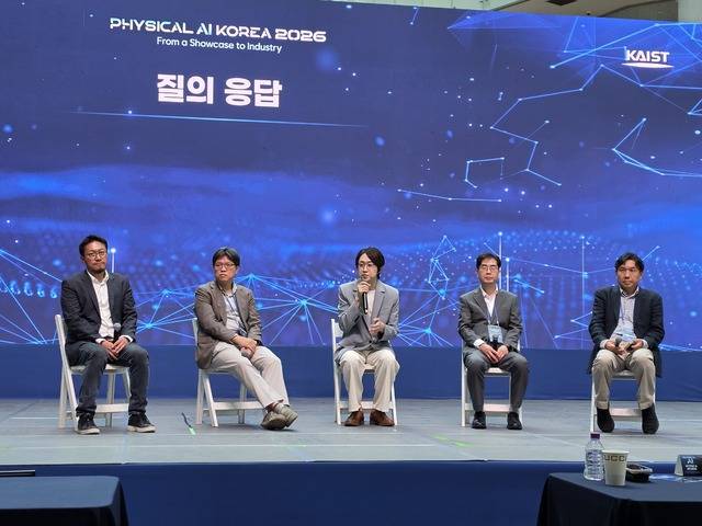대전 유성구 한국과학기술원(KAIST) 본원에서 열린 ‘Physical AI KOREA 2026’ 행사에서 KAIST 교수들이 피지컬 AI 기술과 산업화 방향에 대한 취재진의 질문에 답하고 있다. 이성현 기자