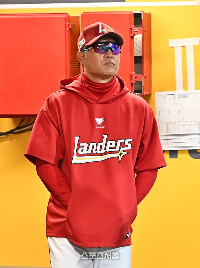 SSG 이숭용 감독이 15일 인천SSG랜더스필드에서 열린 2026 KBO리그 두산전에서 선수들의 플레이를 지켜보고 있다. 문학 | 박진업 기자 upandup@sportsseoul.com