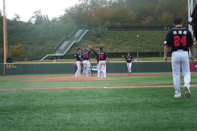 울산 웨일즈 선수단이 18일 울산 문수구장에서 열린 삼성과 2026 울산-KBO Fall League 4번째 경기에서 승리한 뒤 하이파이브를 하고 있다. 사진 | 울산 웨일즈
