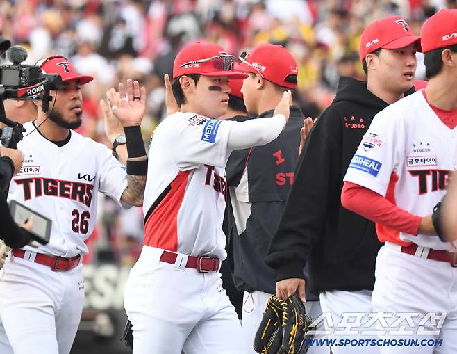 17일 전남광주 기아챔피언스필드에서 준PO 1차전 KIA와 LG의 경기가 열렸다. KIA가 LG에 승리했다. 승리의 기쁨을 나누고 있는 KIA 김도영. 광주=송정헌 기자songs@sportschosun.com/2026.10.17/