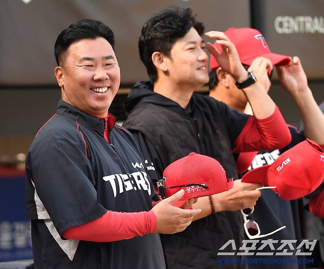 17일 전남광주 기아챔피언스필드에서 준PO 1차전 KIA와 LG의 경기가 열렸다. 밝은 표정으로 경기 준비하는 KIA 이범호 감독. 광주=송정헌 기자songs@sportschosun.com/2026.10.17/