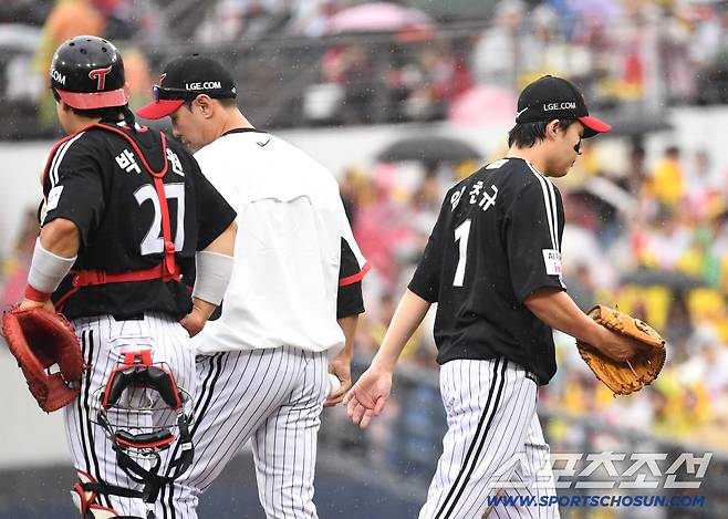 18일 전남광주 기아챔피언스필드에서 준PO 2차전 KIA와 LG의 경기가 열렸다. 1회말 5실점 강판 당하는 LG 선발 임찬규. 광주=송정헌 기자songs@sportschosun.com/2026.10.18/