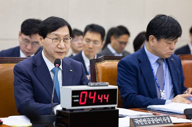 김성주 국민연금공단 이사장이 지난 14일 서울 여의도 국회에서 열린 국회 보건복지위원회의 국민연금공단에 대한 국정감사에 출석해 의원 질의에 답하고 있다./뉴스1