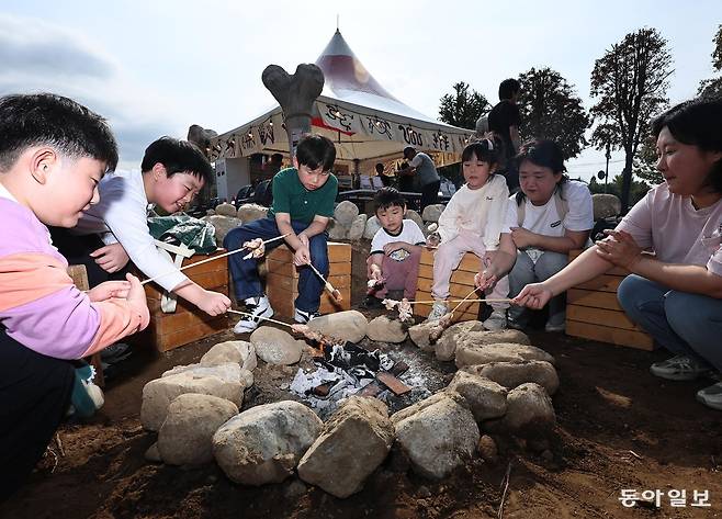 16일 서울 강동구 암사동 유적 일대에서 열린 ‘제31회 강동선사문화축제’를 찾은 가족들이 선사 바비큐 체험을 하며 축제를 만끽하고 있다. ‘서울의 시작, 암사’를 주제로 선사시대의 역사와 문화를 직접 체험하는 프로그램, 유적의 밤을 밝히는 야간 빛 축제 등이 마련된 축제는 18일까지 열린다.  양회성 기자 yohan@donga.com