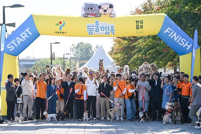 17일 서울 여의도 한강공원 물빛무대에서 열린 동물행복런에 앞서 오세훈 서울시장과 이성철 한국일보 사장을 비롯한 참가자들이 출발에 앞서 기념촬영을 하고 있다. 박시몬 기자