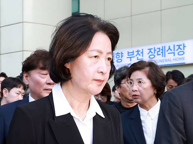 추미애 경기도지사가 17일 경기 부천시 순천향대학교 병원 장례식장에서 부천 도장공장 화재 사망 소방관의 조문을 마친 뒤 장례식장을 나서고 있다. 뉴스1